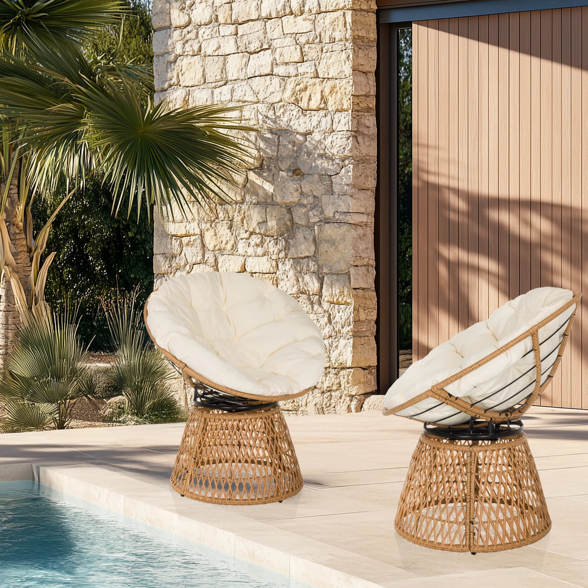 Deux chaises d'extérieur WEAVORA beige avec structure tressée et coussins blancs en extérieur de hjh LIVING