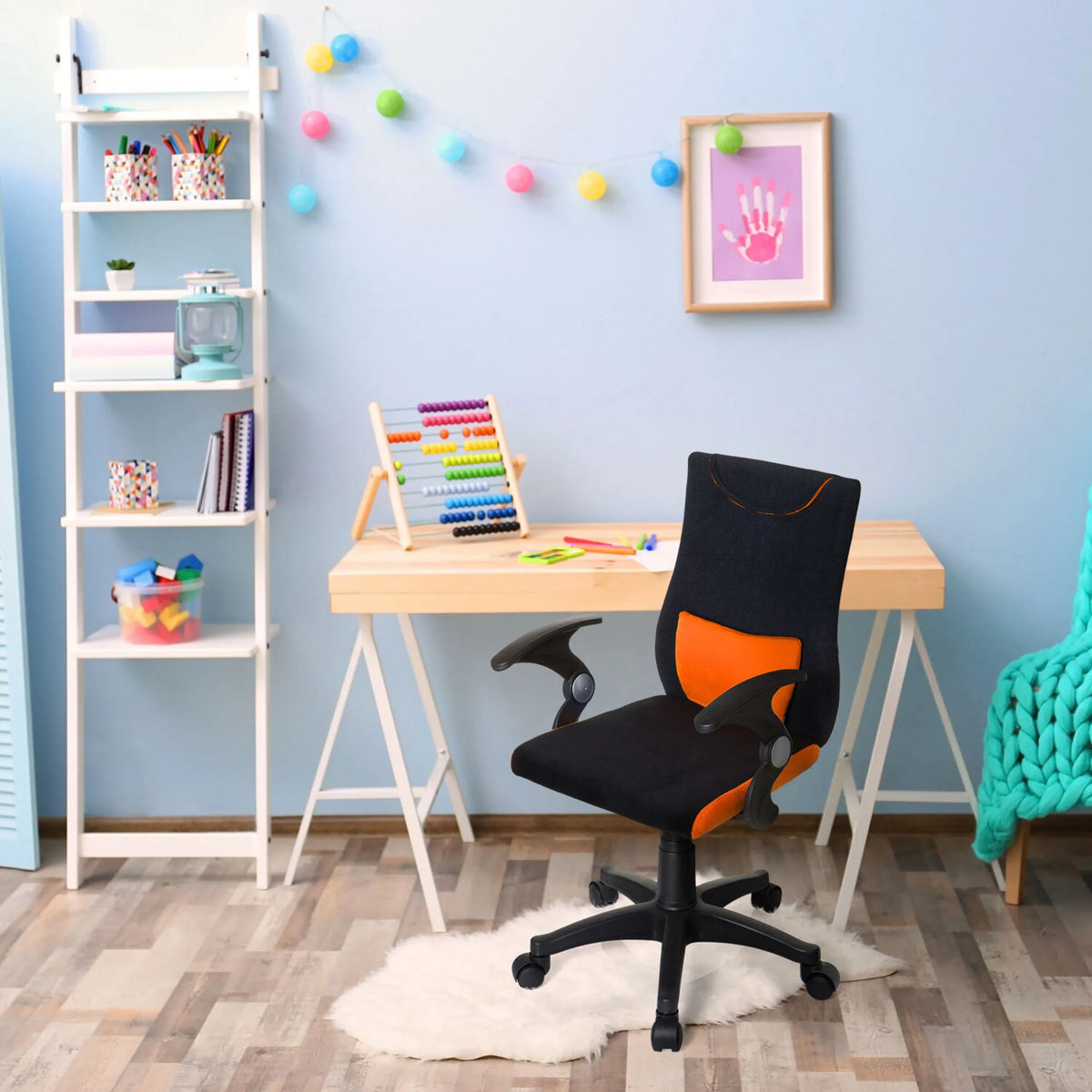 Chaise pivotante pour des enfants KIDDY PRO AL en noir-orange avec accoudoirs et roulettes de hjh OFFICE