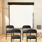 Vier schwarze Klappstühle TUDELA in einem Raum vor einer weißen Projektionsfläche von hjh OFFICE