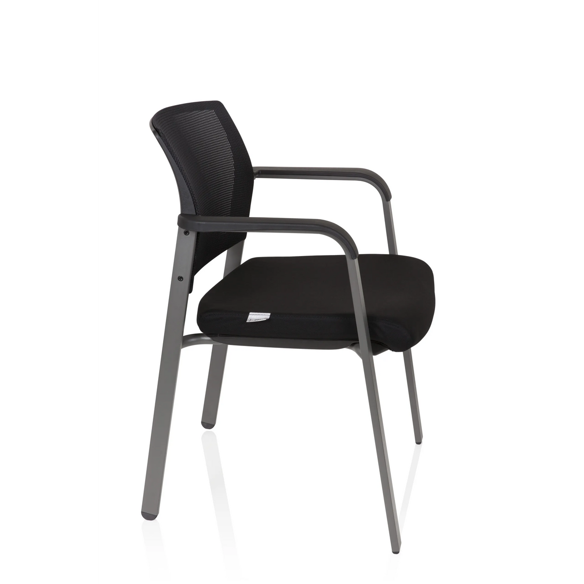 Chaise à quatre pieds MEET noire avec dossier en maille et accoudoirs de hjh OFFICE – vue à 360° (vue de profil 80°)