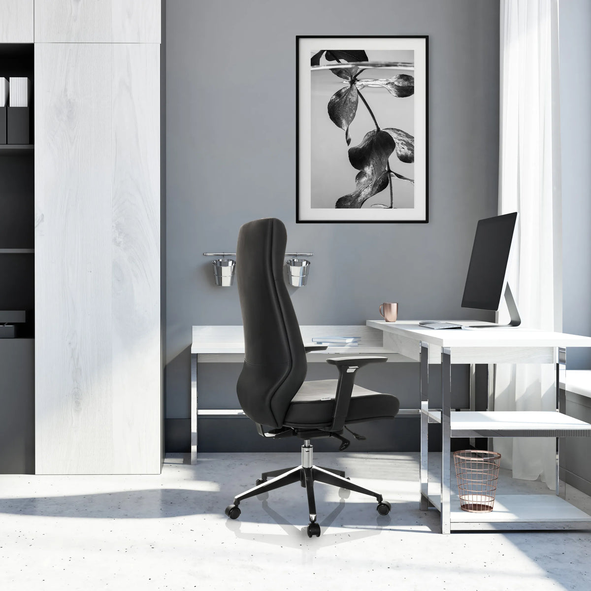 Siège de direction de qualité professionnelle VITORO ECO en noir avec dossier haut et pied en étoile devant un bureau blanc de hjh OFFICE