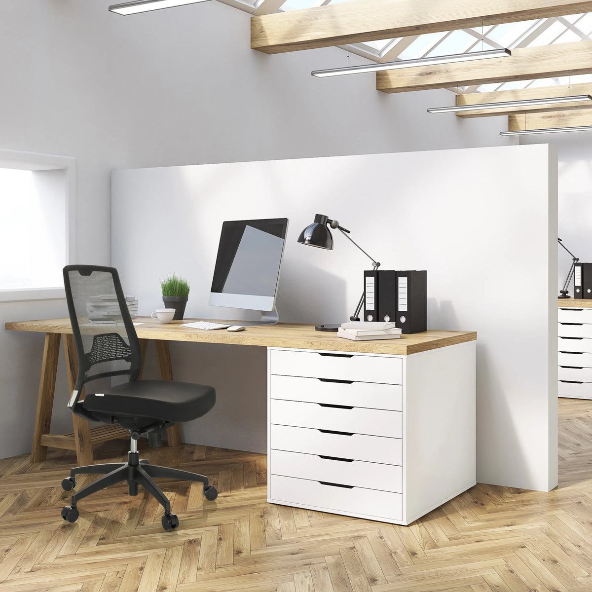 Siège de bureau de qualité professionnelle PORTO ECO I en noir avec dossier en maille à un bureau de hjh OFFICE