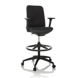 Chaise de comptoir NESTORA WORK noire avec accoudoirs, repose-pieds et piètement à cinq roulettes de hjh OFFICE – vue à 360° (vue de face 15°)