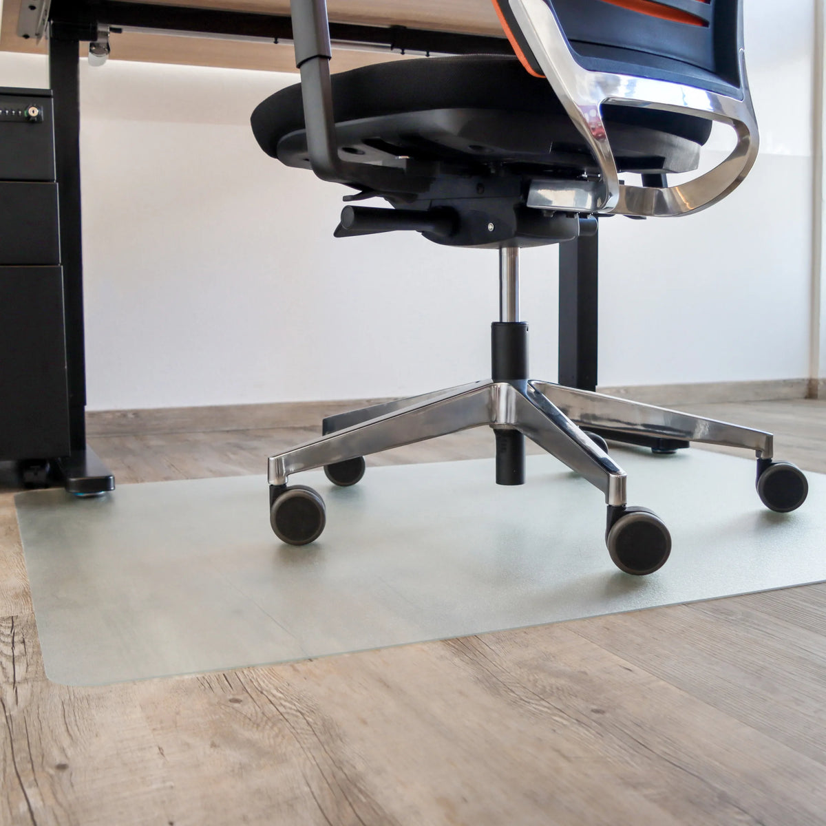 Tapis de sol PUNOMAT transparent pour sols durs sous une chaise de bureau de Kottig