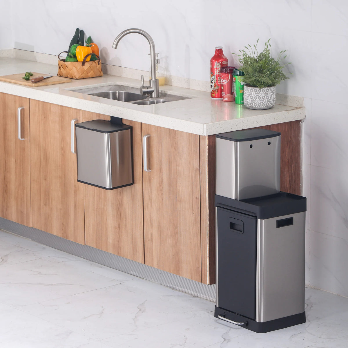 Poubelle CLEAN 3 en argent avec une capacité de 32 litres dans une cuisine de hjh OFFICE