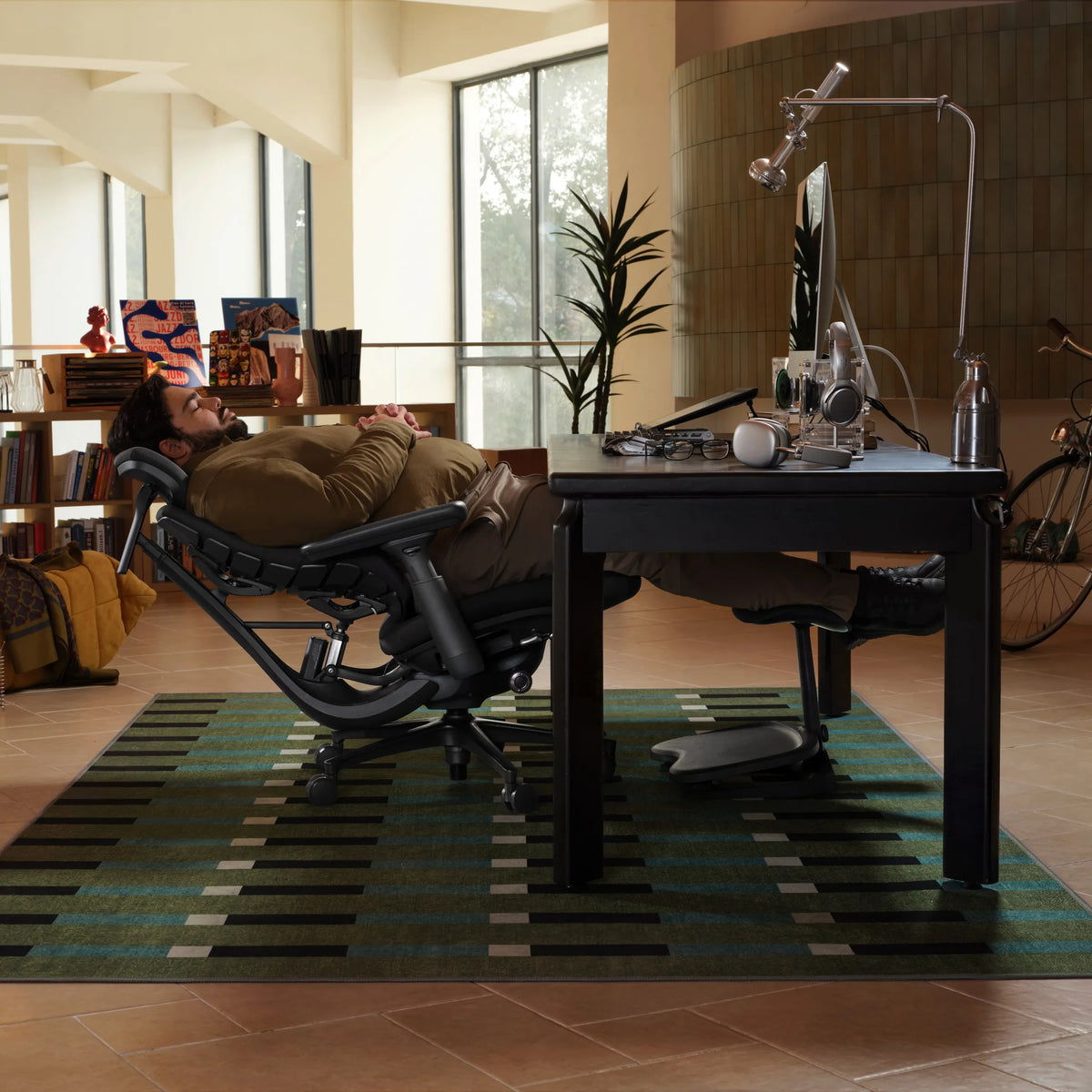 Chaise de bureau LiberNovo Maxis Elektric graphite en situation d'utilisation à un bureau de Libernovo