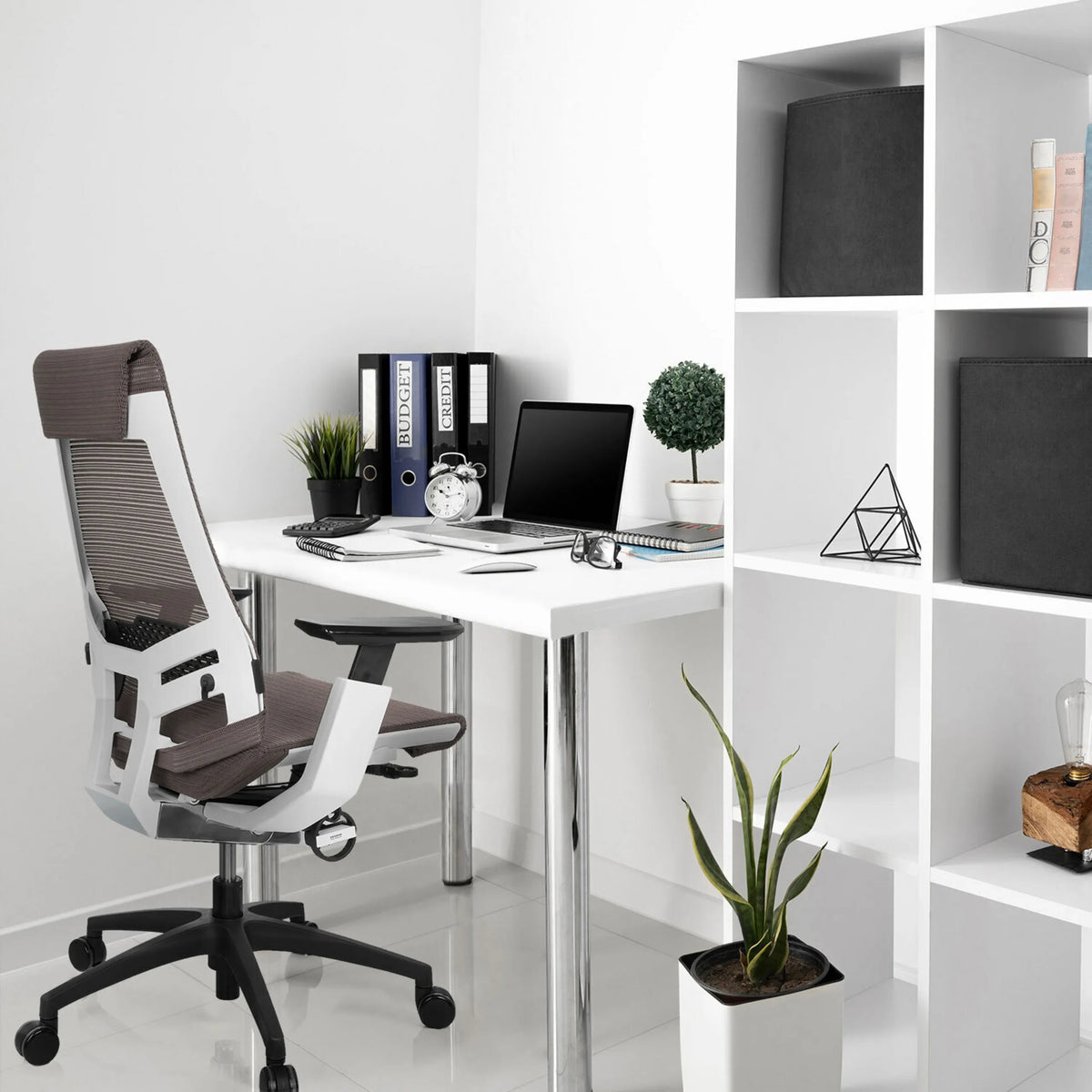 Siège de bureau de qualité professionnelle GENIDIA SMART WHITE avec revêtement en maille grise et cadre blanc de hjh OFFICE