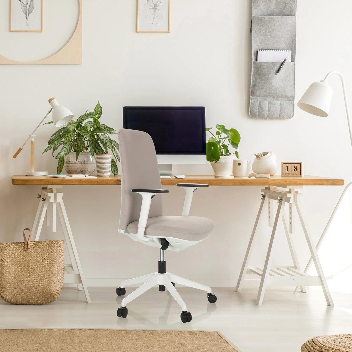 Siège de bureau de qualité professionnelle NESTORA beige avec accoudoirs et étoile à roulettes blancs de hjh OFFICE