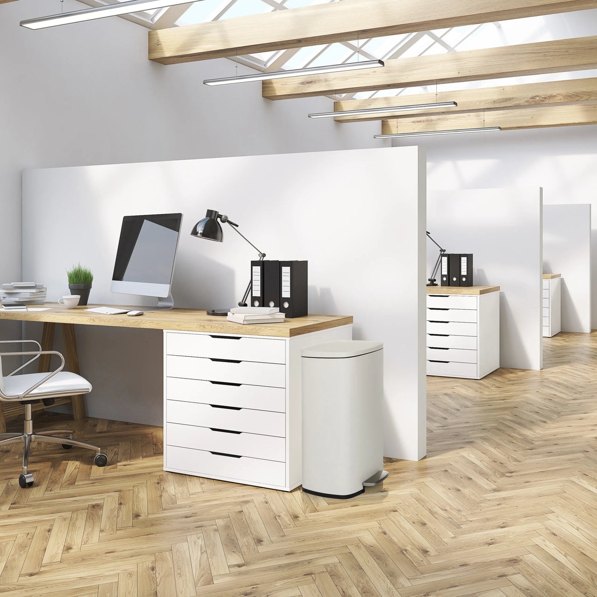 Poubelle beige CLEAN XV d'une capacité de 50 litres à côté d'un bureau blanc de hjh OFFICE