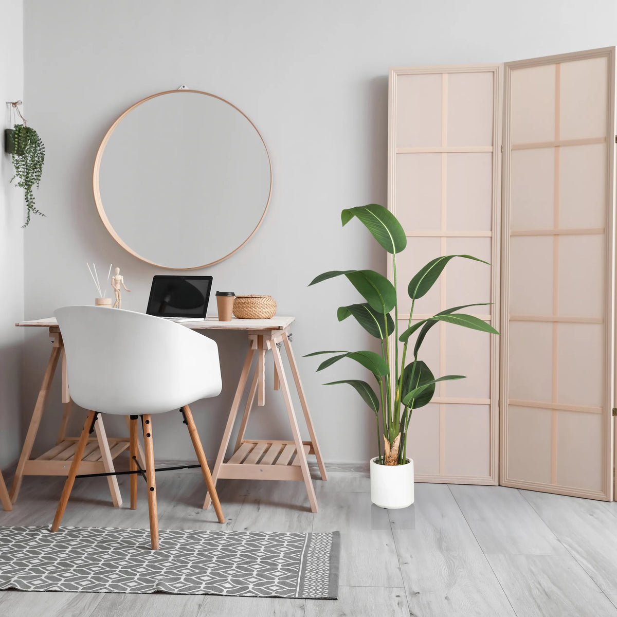 Plante artificielle verte STRELITZIA dans un pot blanc dans une pièce lumineuse de hjh OFFICE