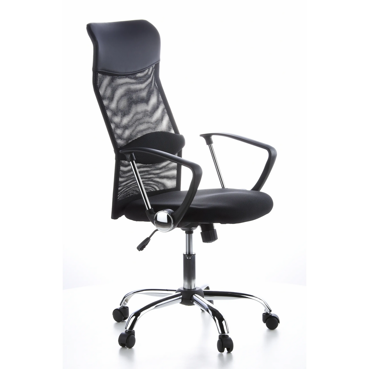 Siège de direction pour bureau à domicile ARIA HIGH noir avec dossier en maille et base à cinq roulettes de hjh OFFICE – vue à 360° (vue de trois quarts avant 60°)