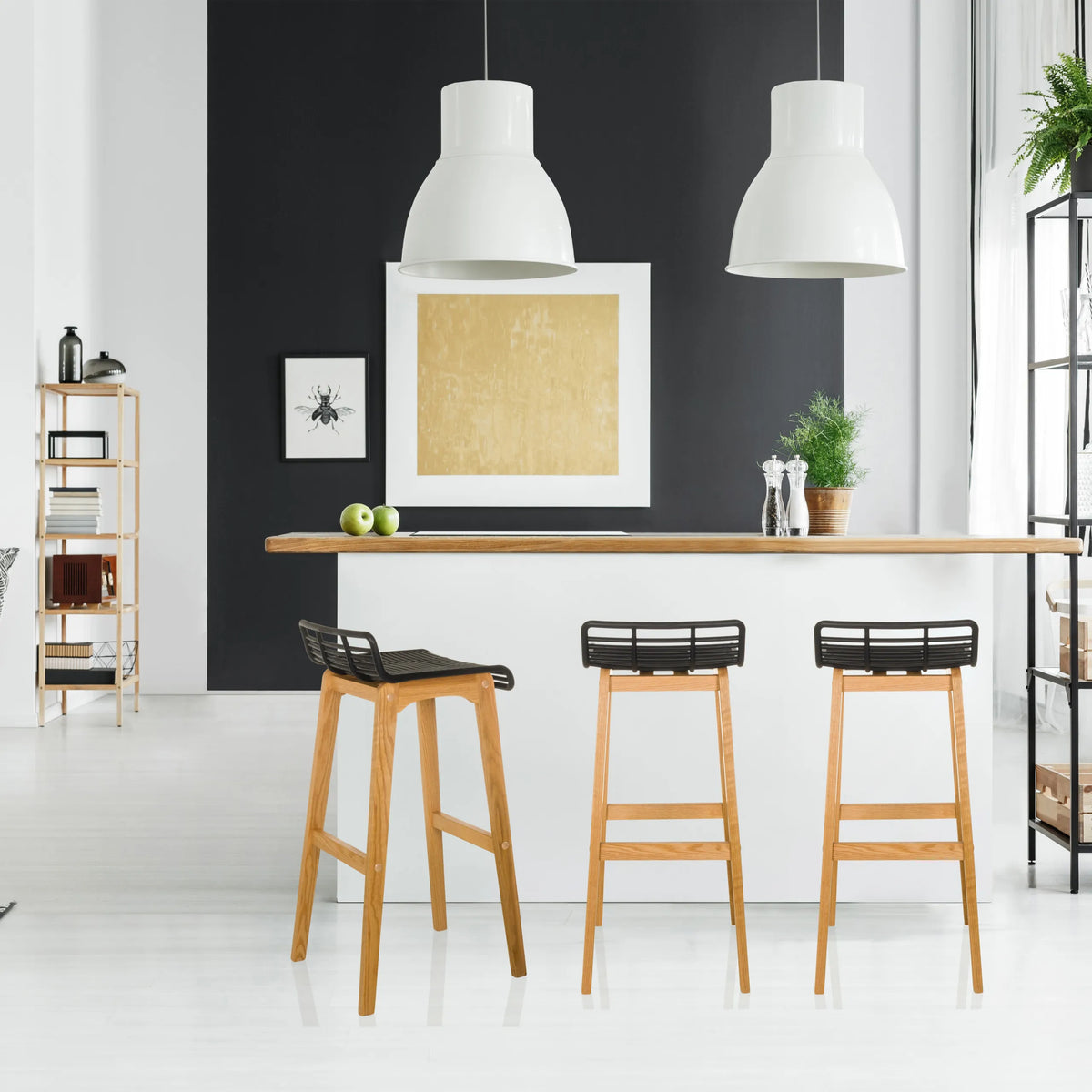 Trois tabourets de bar LONSO W avec structure en chêne et assises noires de hjh OFFICE