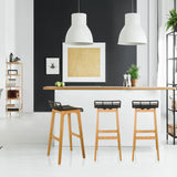 Trois tabourets de bar LONSO W avec structure en chêne et assises noires de hjh OFFICE
