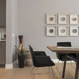 Chaise rembourrée noire DESIGNIA V avec des pieds métalliques fins à une table en bois de hjh OFFICE