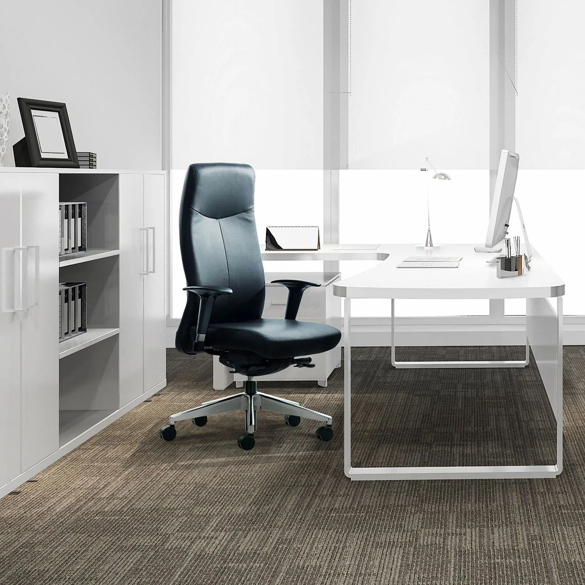 Luxus-Chefsessel ROVO XL in Schwarz mit Armlehnen und Sternfuß auf Rollen von Rovo Chair