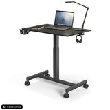 Schwarzer Stehschreibtisch Stand K auf Rollen mit Laptop und Schreibtischlampe von hjh OFFICE (KI-generiertes Bild)