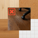 Rayures sur un sol en bois causées par les roulettes d'une chaise de bureau sans le tapis de sol ULTIMAT II de Floortex