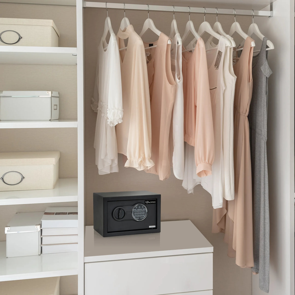 Coffre-fort noir SAFE COMPACT III avec serrure à combinaison dans une armoire blanche de hjh OFFICE