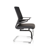 Chaises cantilever INVENTOR V PRO noires avec dossier en maille, accoudoirs et piètement luge de hjh OFFICE – vue à 360° (vue de profil 80°)