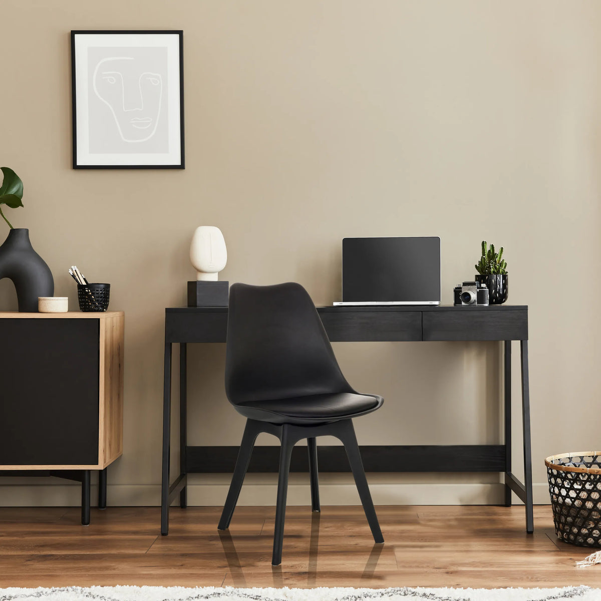 Chaise à coque SCANDI P en noir avec quatre pieds devant un bureau de hjh OFFICE