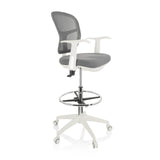 Chaise de comptoir TOP WORK 108 W grise avec dossier en maille, repose-pieds et piètement blanc à cinq roulettes de hjh OFFICE – vue à 360° (vue de trois quarts avant 60°)