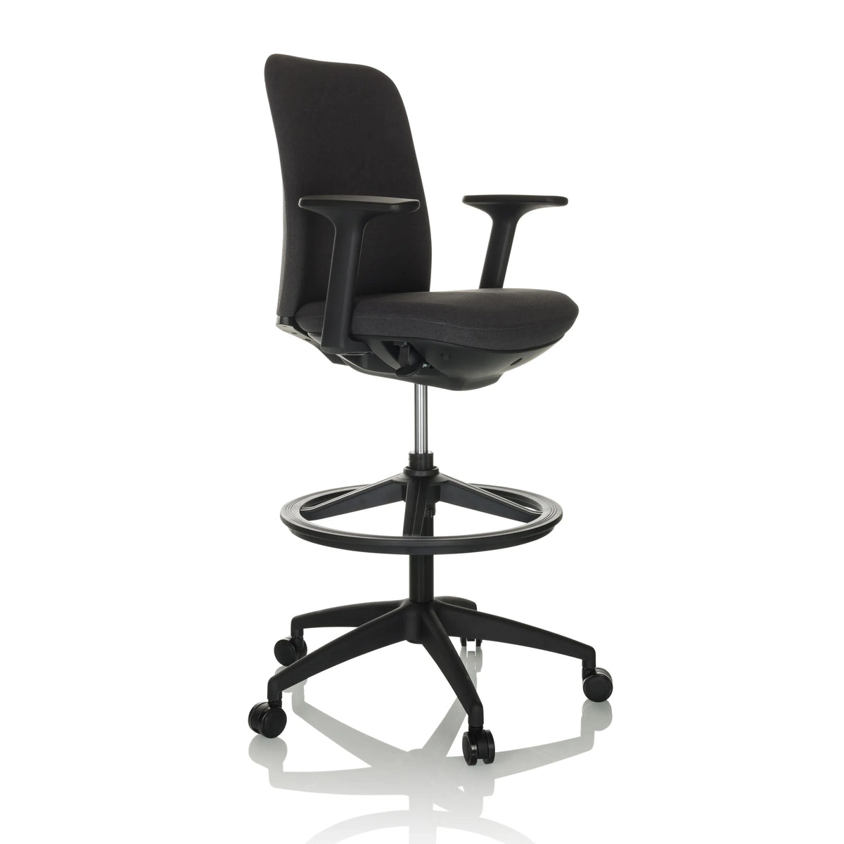 Chaise de comptoir NESTORA WORK noire avec accoudoirs, repose-pieds et piètement à cinq roulettes de hjh OFFICE – vue à 360° (vue de trois quarts avant 45°)