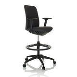 Chaise de comptoir NESTORA WORK noire avec accoudoirs, repose-pieds et piètement à cinq roulettes de hjh OFFICE – vue à 360° (vue de trois quarts avant 45°)