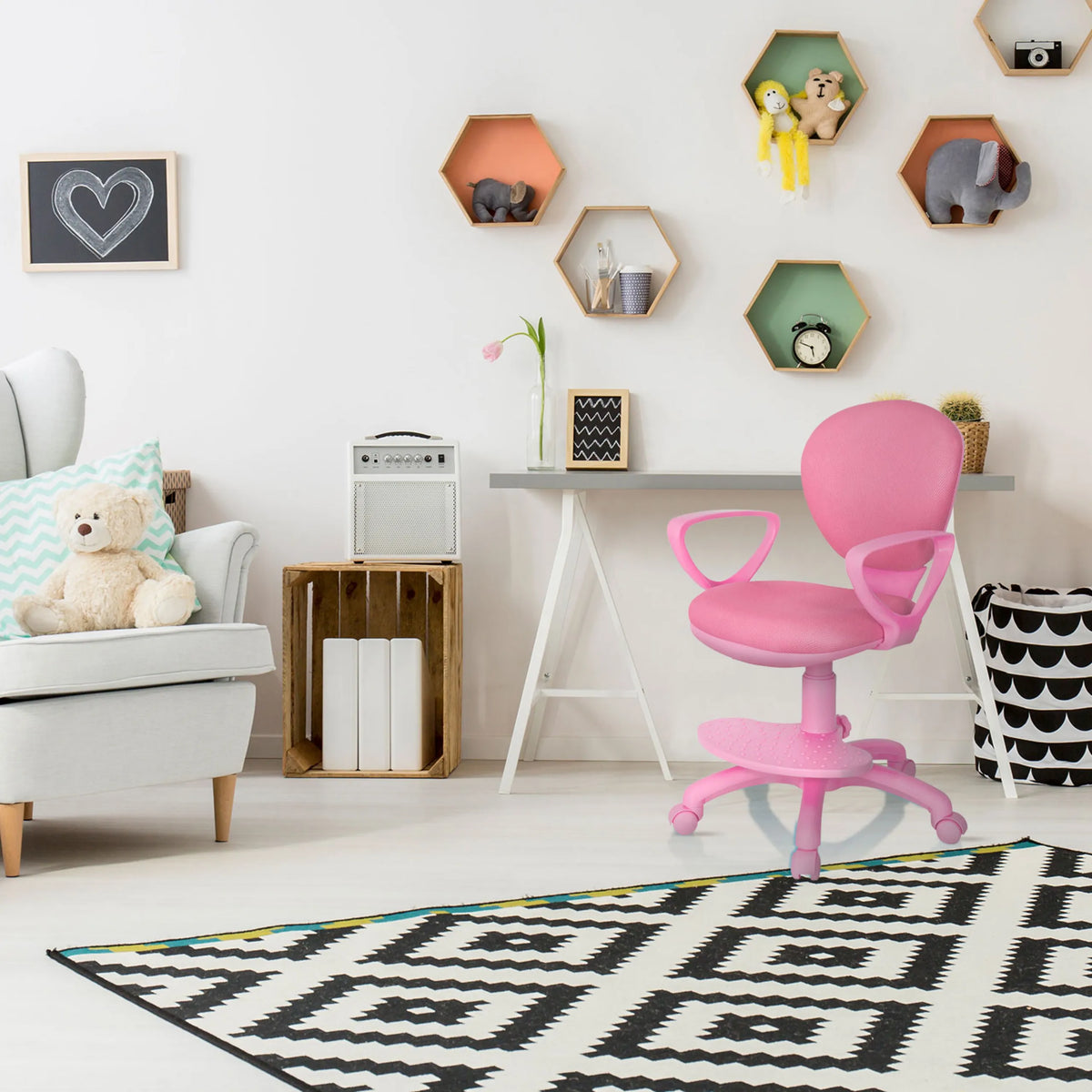 Chaise pivotante pour des enfants KID COLOUR rose avec accoudoirs et roulettes dans une chambre d'enfant de hjh OFFICE