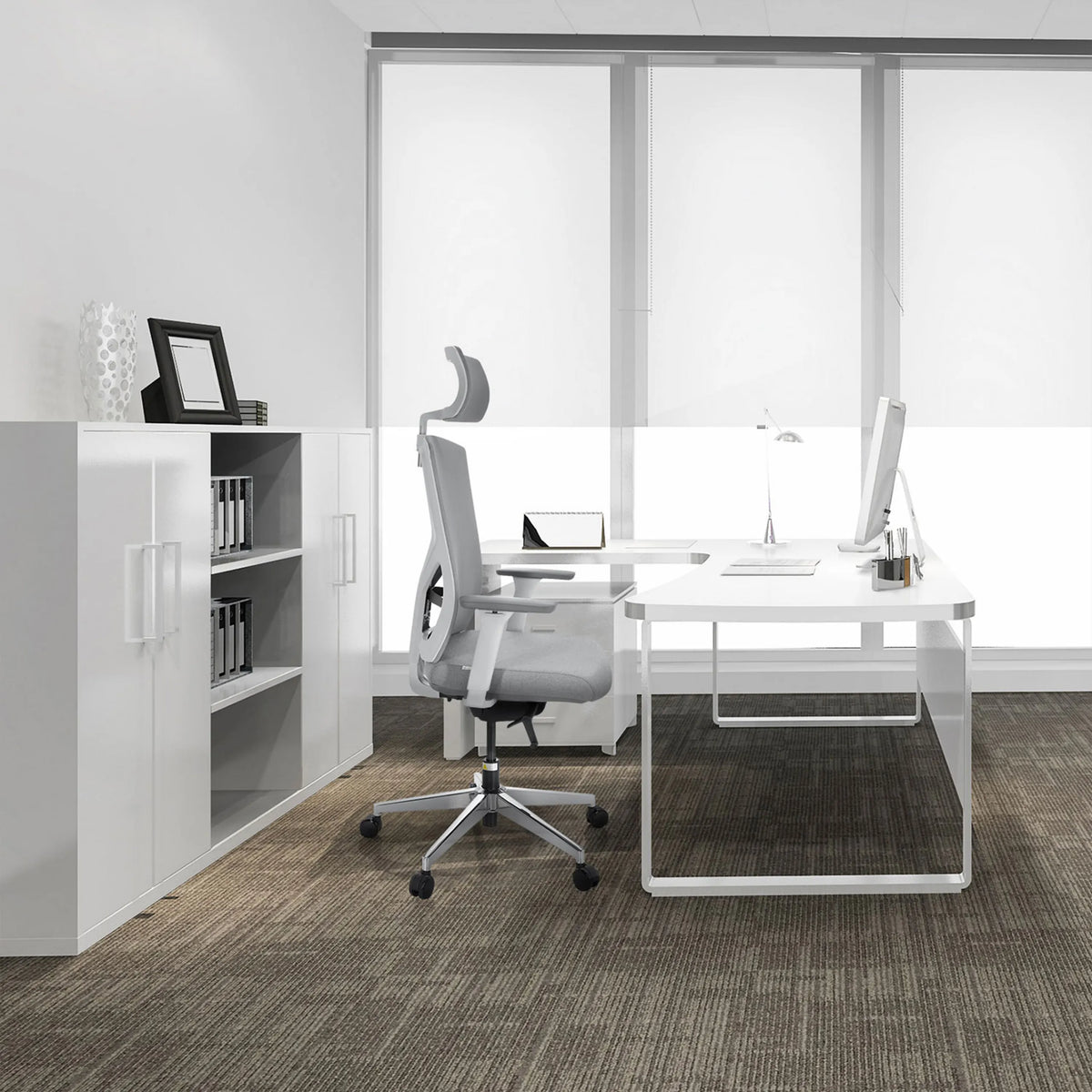 Siège de bureau de qualité professionnelle BRETON PRO W gris avec appui-tête et accoudoirs devant un bureau blanc de hjh OFFICE
