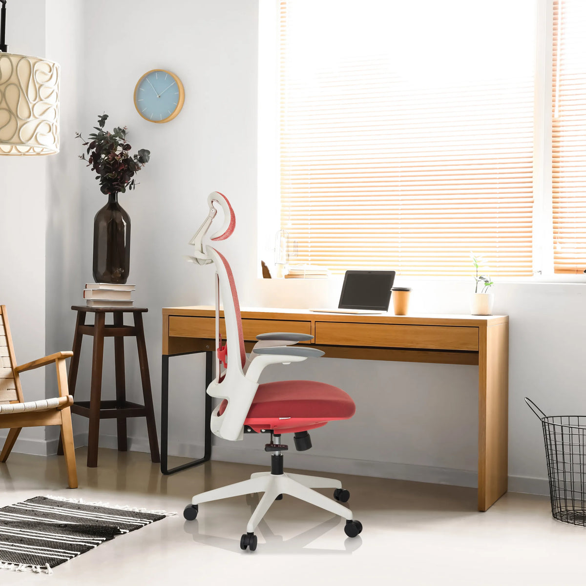 Siège de bureau de qualité professionnelle rouge ARCEO WF avec structure blanche et accoudoirs à un bureau de hjh OFFICE
