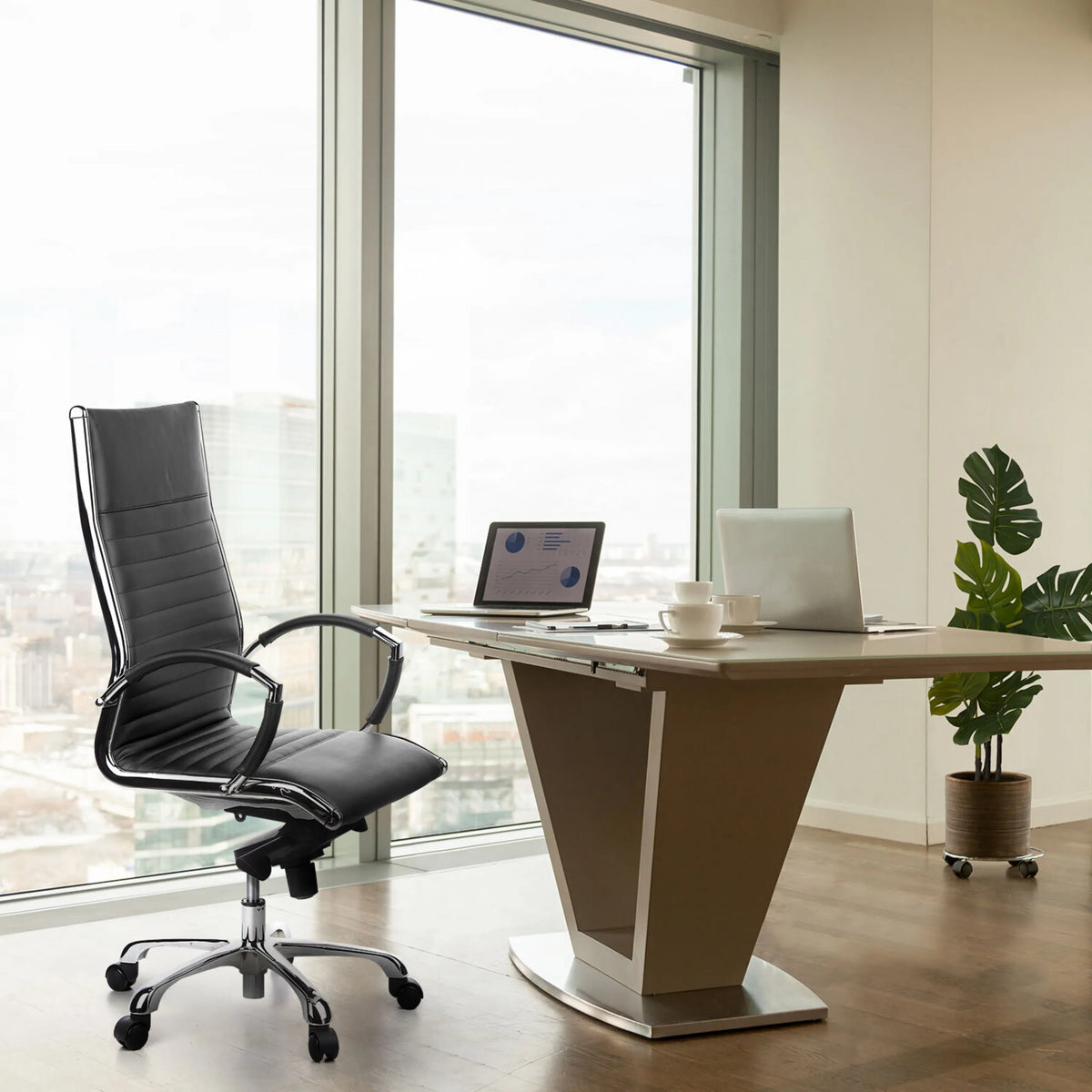 Siège de direction de qualité professionnelle PARMA 20 en noir avec revêtement matelassé et piètement chromé à un bureau de hjh OFFICE