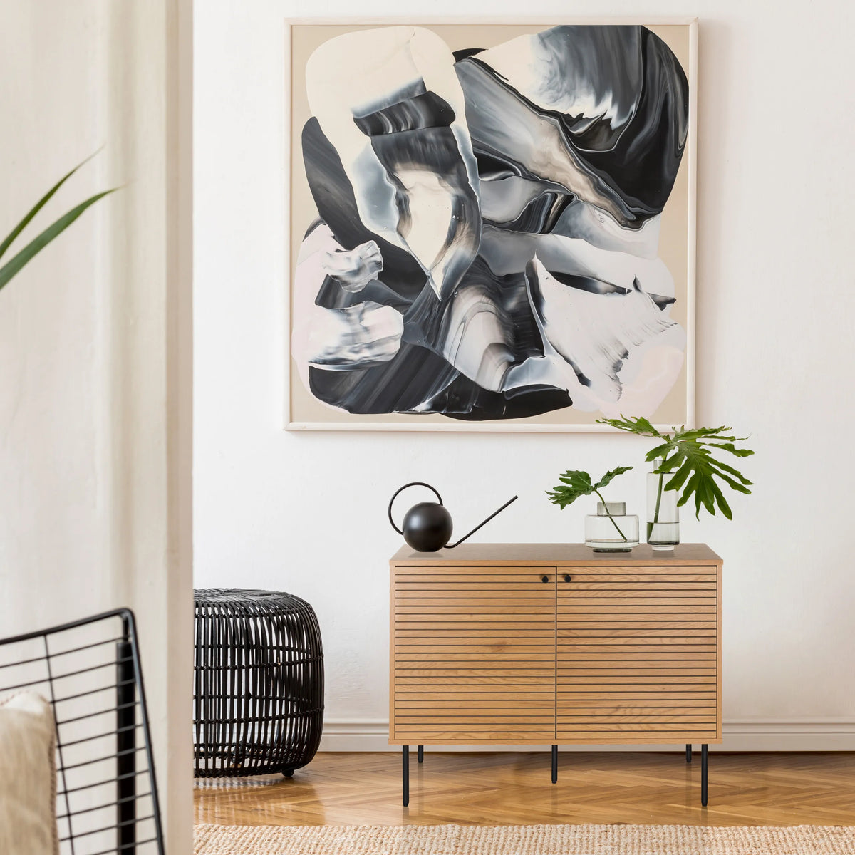 Buffet LINNO S en chêne avec façades cannelées et pieds en métal noir de hjh LIVING