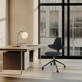 Siège de bureau de qualité professionnelle PALIANO noir avec cinq roulettes devant un bureau de hjh OFFICE