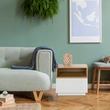 Table d'appoint MELMO en blanc et chêne avec étagère ouverte à côté d'un canapé de hjh LIVING