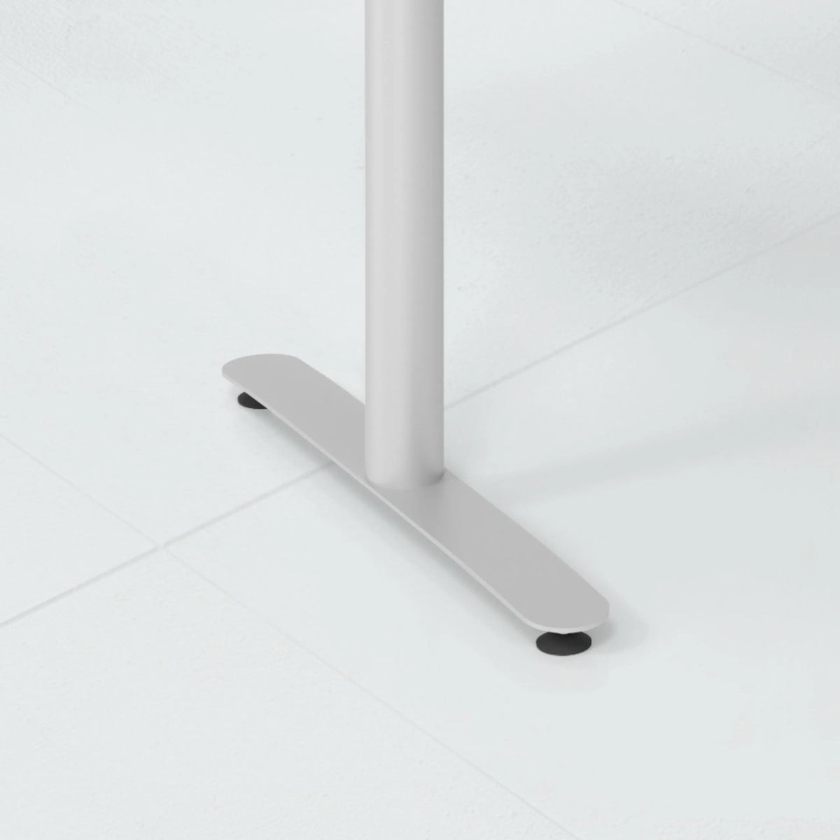 Flacher Standfuß mit zwei Bodengleitern des Schreibtischs XDLR 12 S von hjh OFFICE PRO