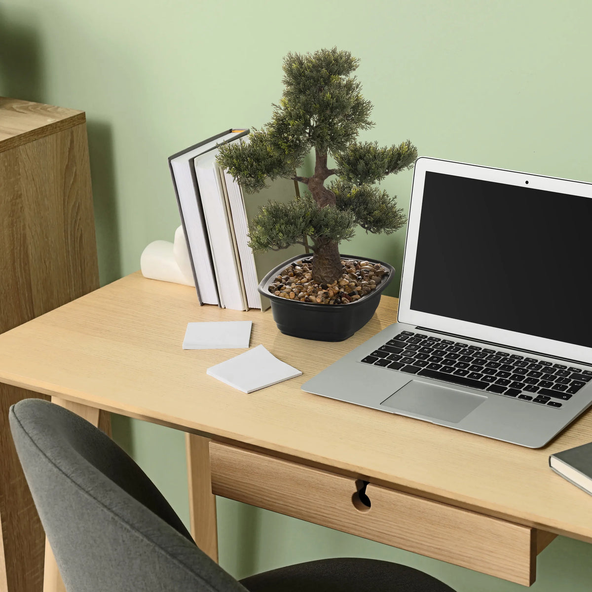 Plante artificielle BONSAI sous forme de petit bonsaï dans un pot noir sur un bureau de hjh OFFICE