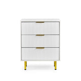 Commode blanche Hjelle K avec trois tiroirs rainurés, des poignées dorées et quatre pieds de couleur or de hjh LIVING – vue à 360° (vue de face 0°)