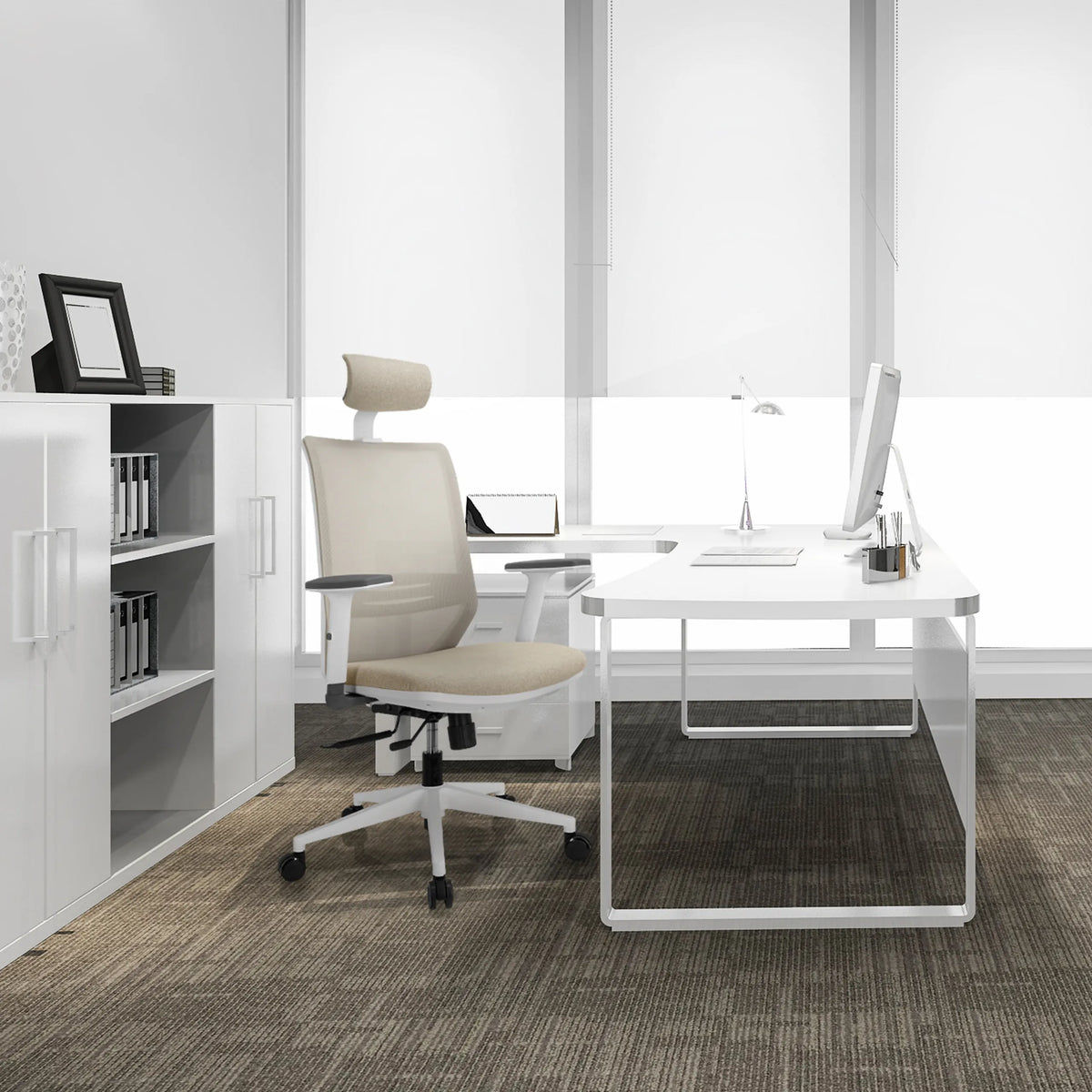 Siège de bureau de qualité professionnelle PROFONDO PRO W beige avec appui-tête et accoudoirs devant un bureau blanc de hjh OFFICE