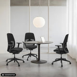 Trois sièges de bureau de qualité professionnelle Skandis en noir autour d'une table ronde de hjh OFFICE (image générée par IA)