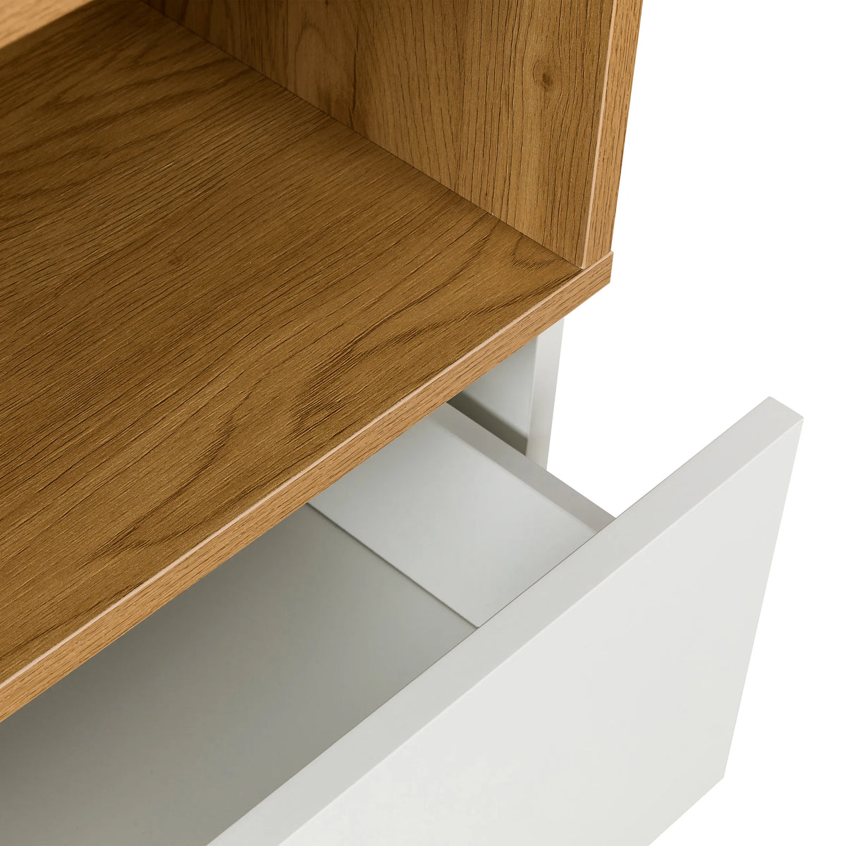 Tiroir blanc ouvert sous une étagère effet chêne de la Commode MELMO K de hjh LIVING