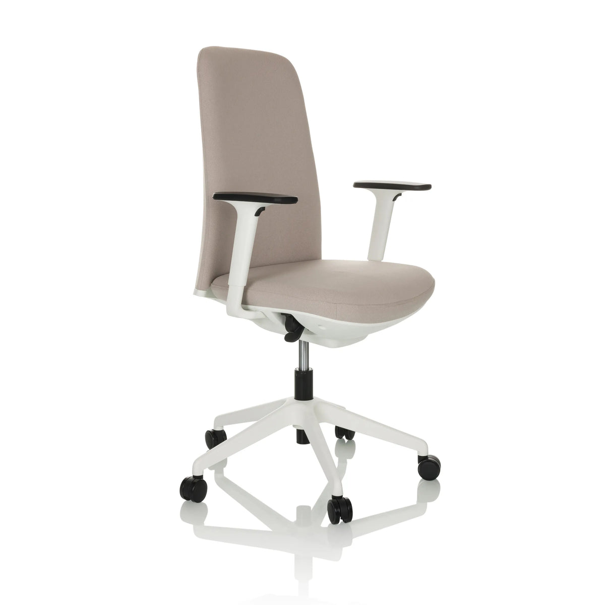 Siège de bureau de qualité professionnelle NESTORA beige avec accoudoirs et piètement blanc à cinq roulettes de hjh OFFICE – vue à 360° (vue de trois quarts avant 45°)