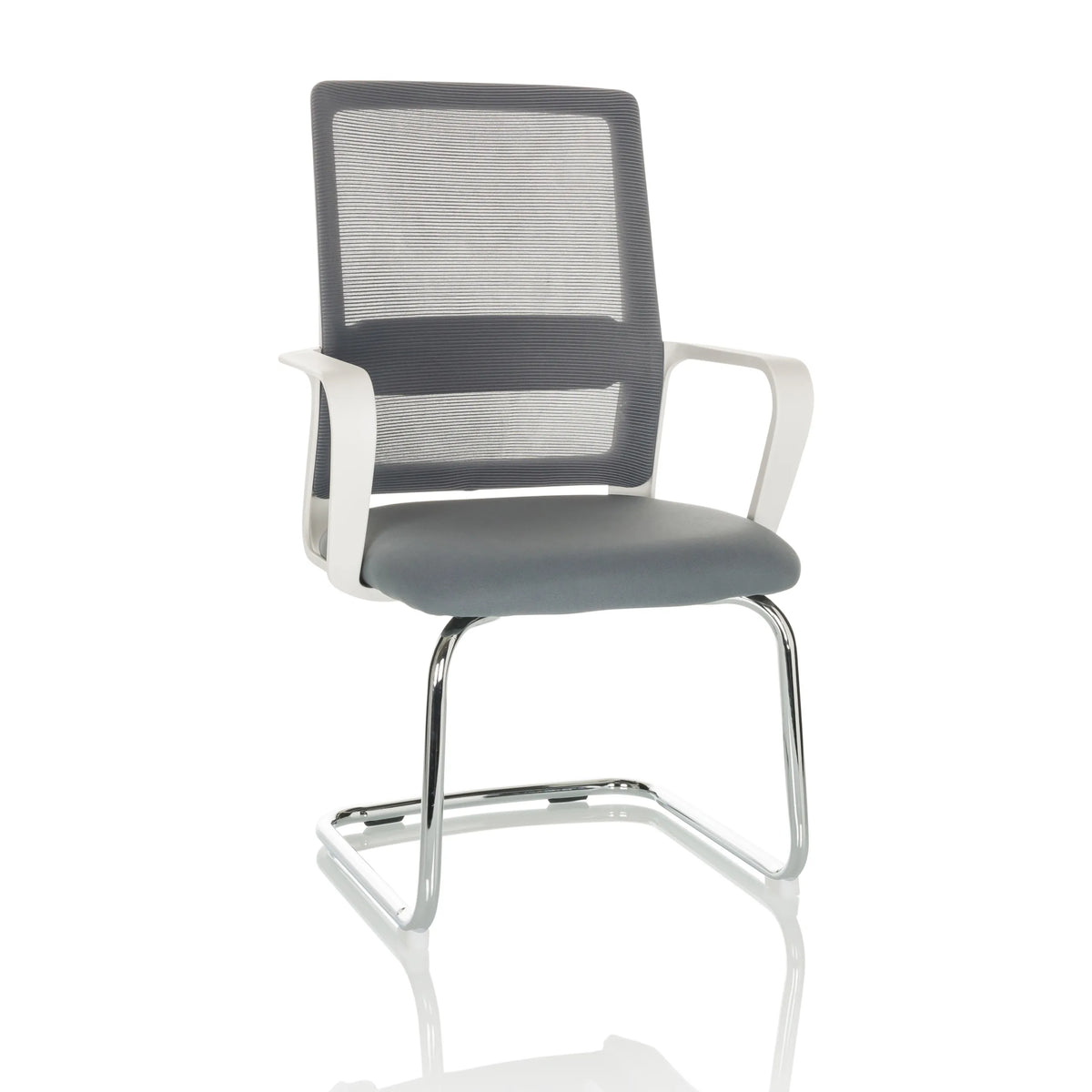Chaise cantilever VISITER W grise avec dossier en maille, accoudoirs et structure chromée de hjh OFFICE – vue à 360° (vue de face 15°)