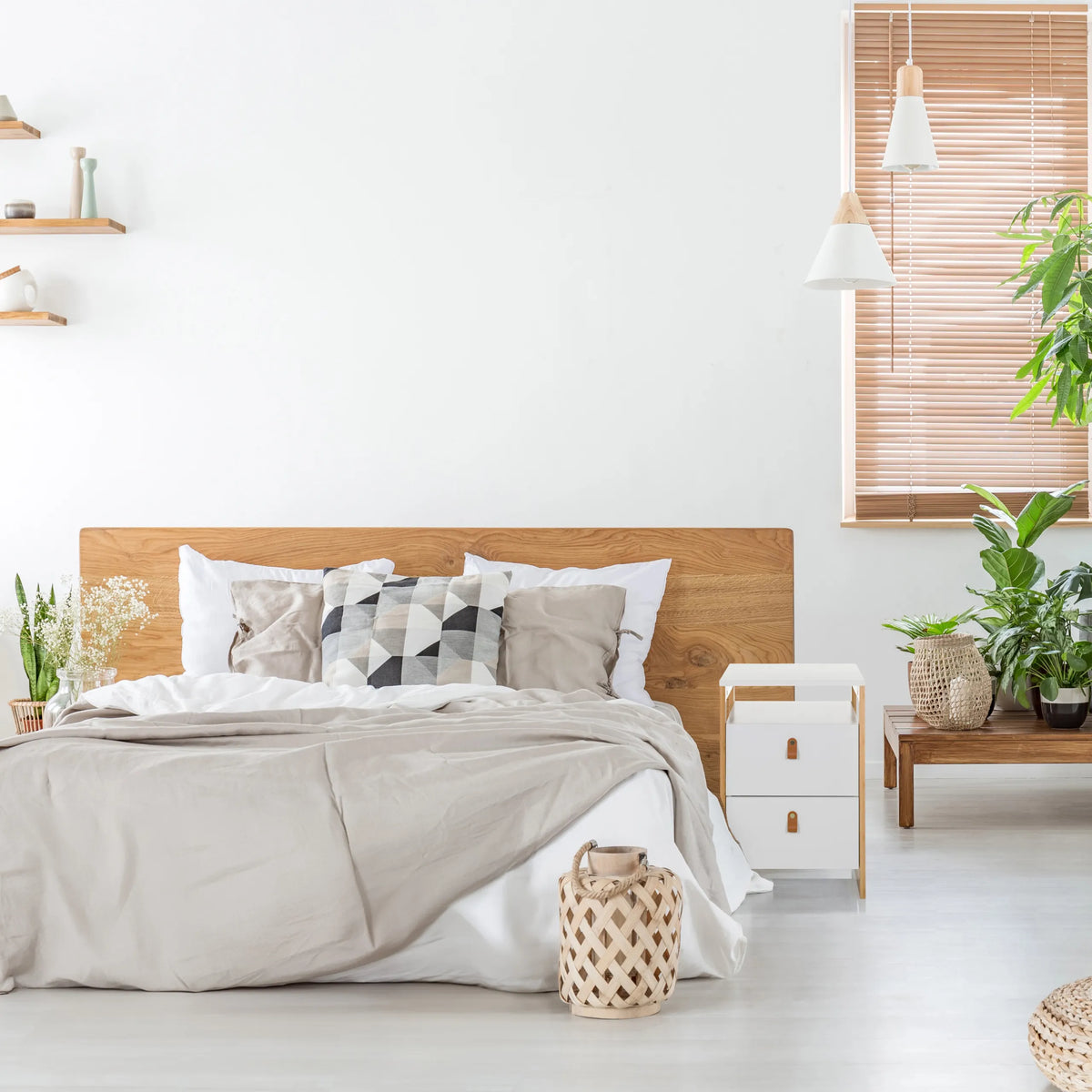 Table d'appoint TAROLO III blanche avec deux tiroirs à côté d'un lit de hjh LIVING