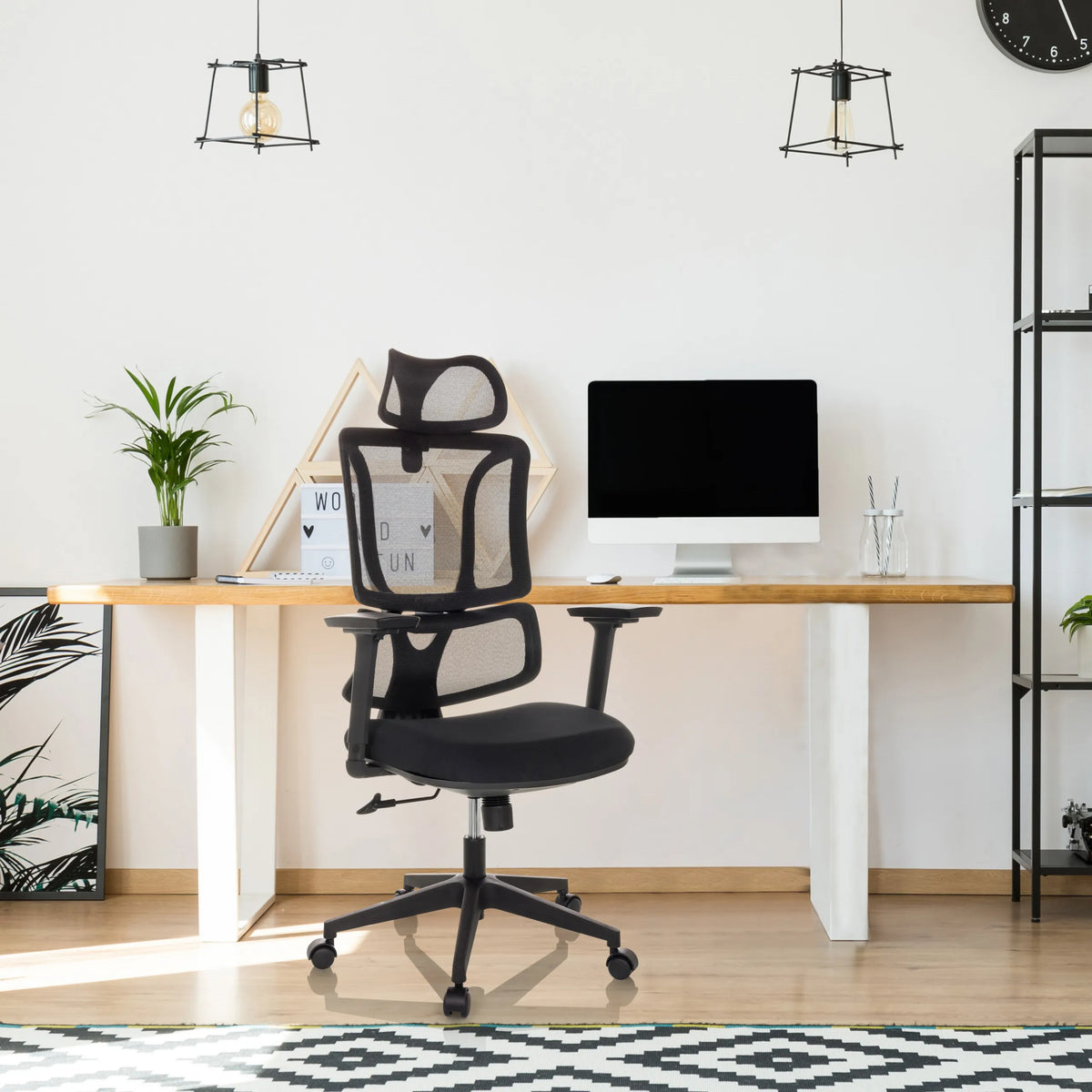 Siège de bureau à domicile ERGOMY avec dossier en maille et cadre noir de MyBuero