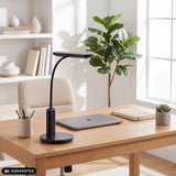 Lampe de bureau Lumanova D4 en noir sur un bureau en bois de hjh OFFICE (image générée par IA)