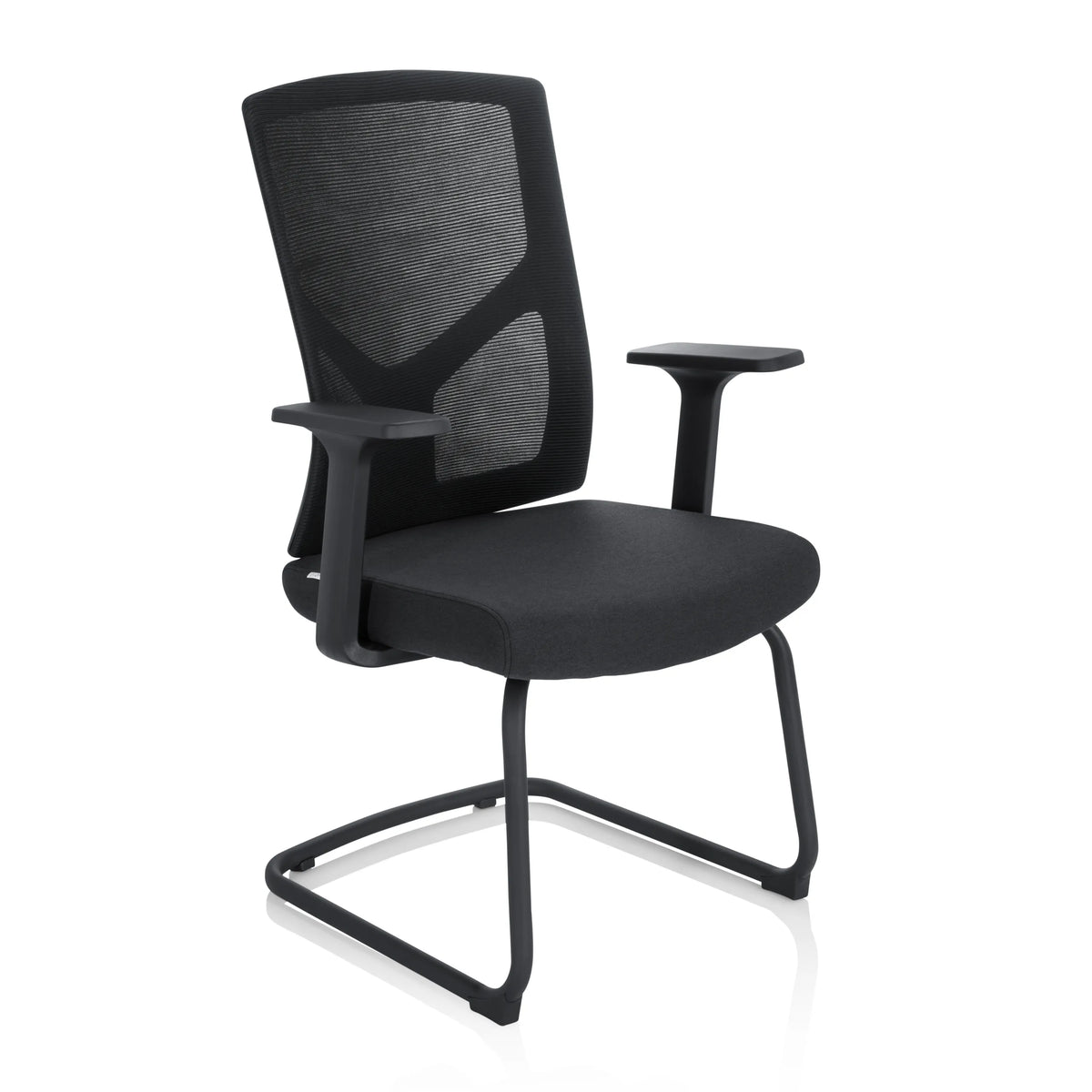 Chaises cantilever BRETON V B noires avec dossier en maille et accoudoirs de hjh OFFICE – vue à 360° (vue de trois quarts avant 40°)