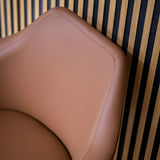 Rembourrage en cuir marron du dossier du fauteuil de salon ARTEMIA avec coutures visibles de hjh OFFICE