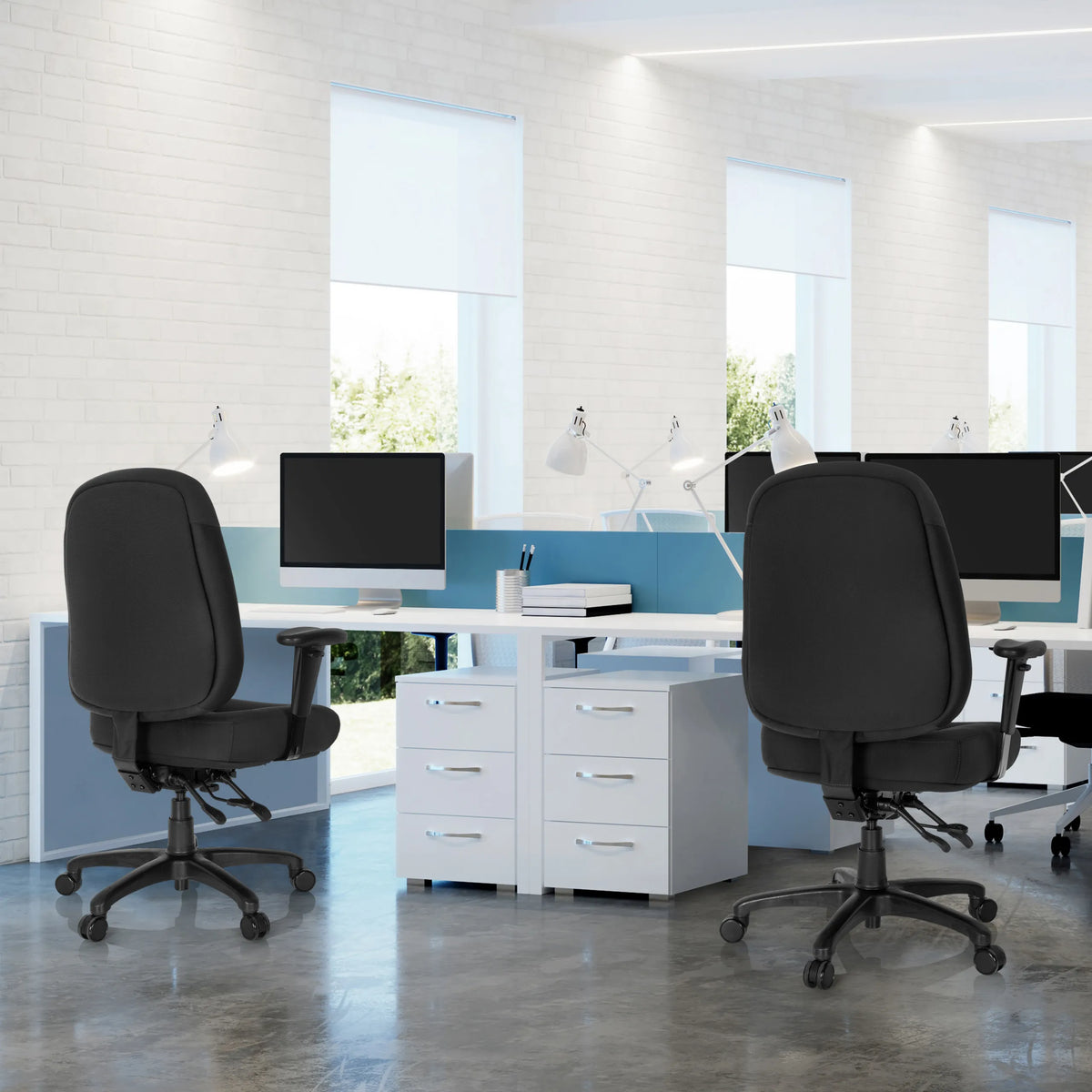 Deux sièges de bureau de qualité professionnelle noirs ZENIT XXL à des bureaux blancs dans un bureau lumineux de hjh OFFICE