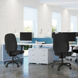 Deux sièges de bureau de qualité professionnelle noirs ZENIT XXL à des bureaux blancs dans un bureau lumineux de hjh OFFICE