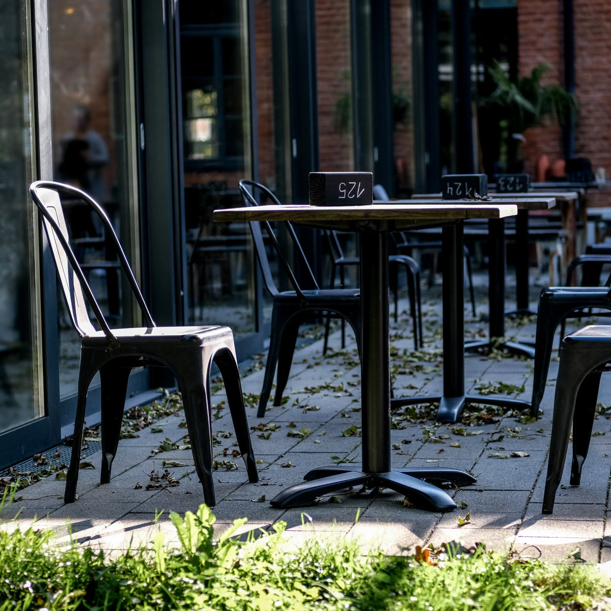 Chaise de bistrot noire VANTAGGIO BRUSH avec table assortie en extérieur de hjh OFFICE